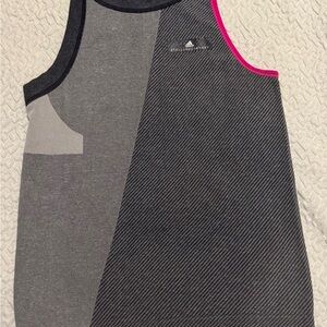 Gray sleeveless T-shirt with a touch of pink, size M